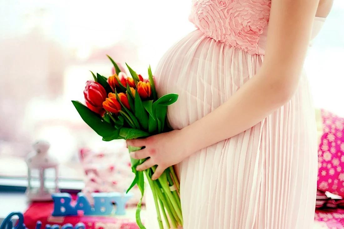 Беременная с цветами открытка