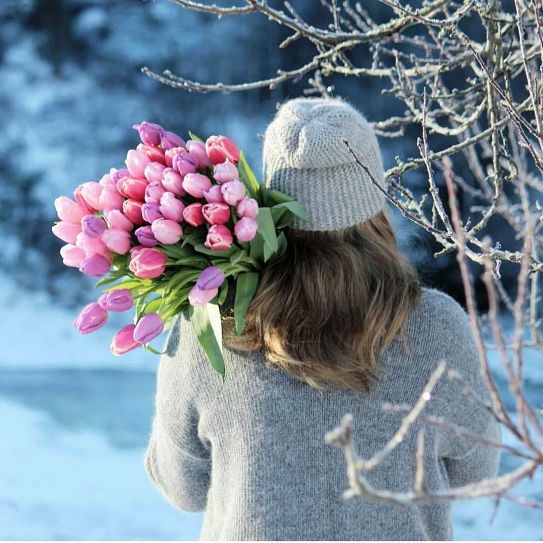 Девушка с цветами зимой открытка