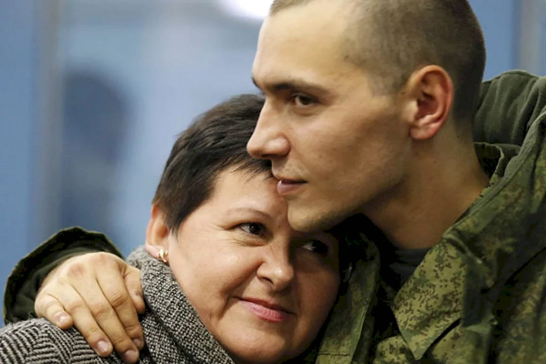Мать провожает сына в армию. Открытка для женщины