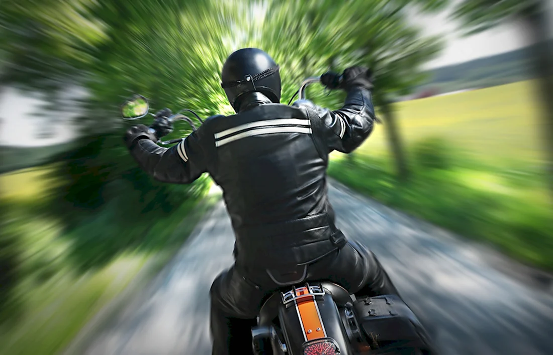Мотоциклист со спины открытка