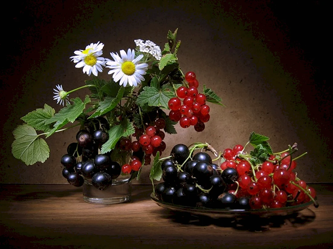 Натюрморт с цветами и ягодами. Открытка, картинка с поздравлением, с праздником