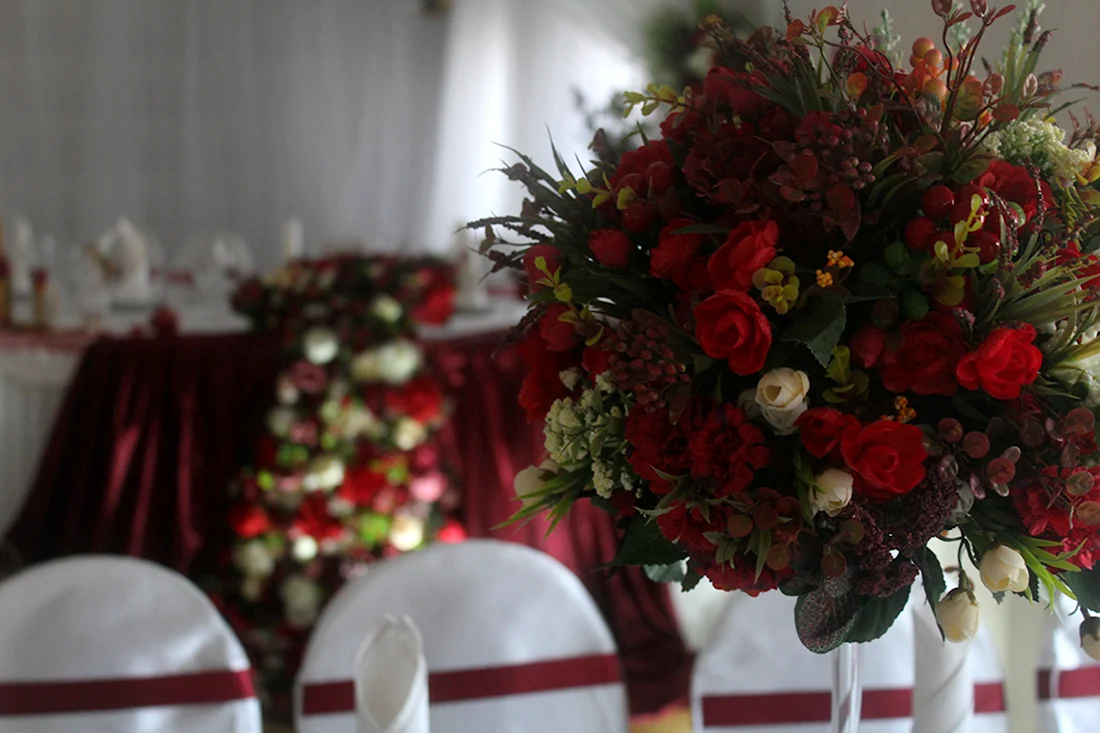 Свадьба в гранатовом цвете с брусом. Открытка для мужчины
