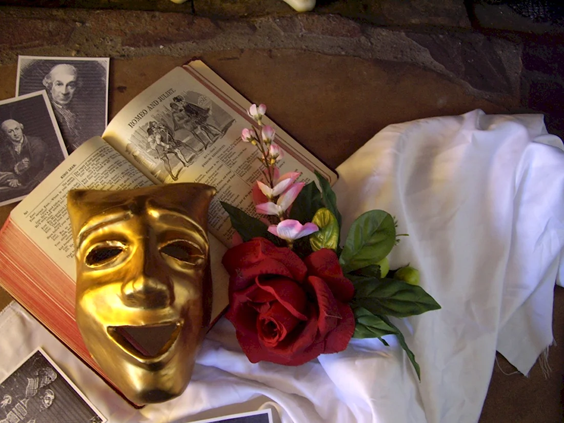 Цветы и Театральная маска. Открытка для мужчины