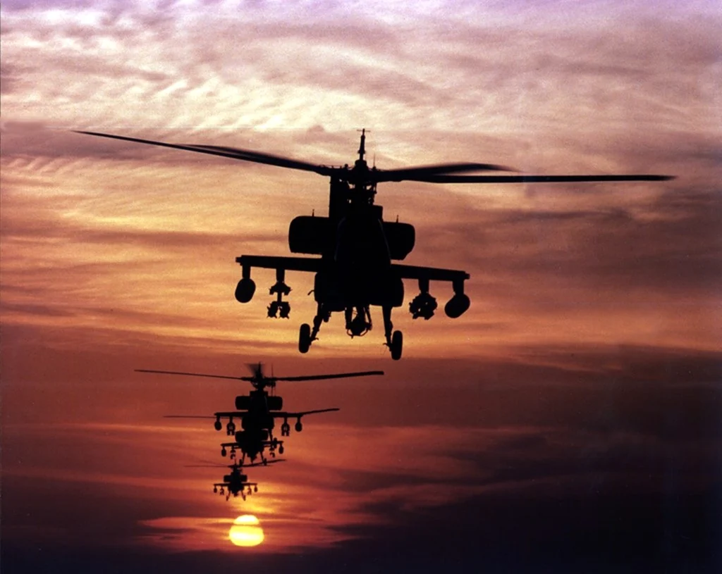 Вертолет на фоне заката открытка