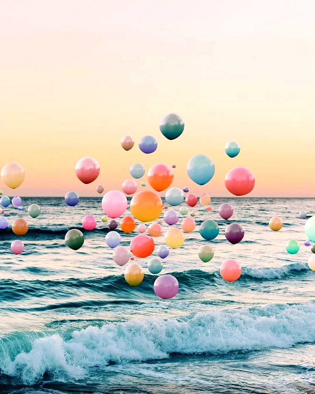 Воздушные шары на пляже открытка