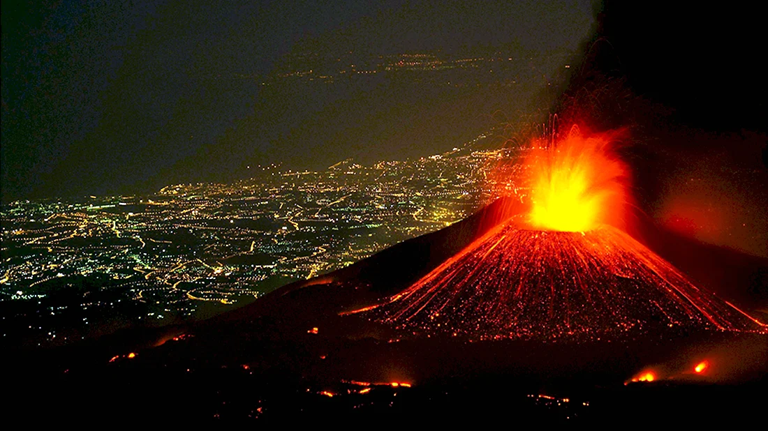 Вулкан Этна в Италии. Открытка, картинка с поздравлением, с праздником