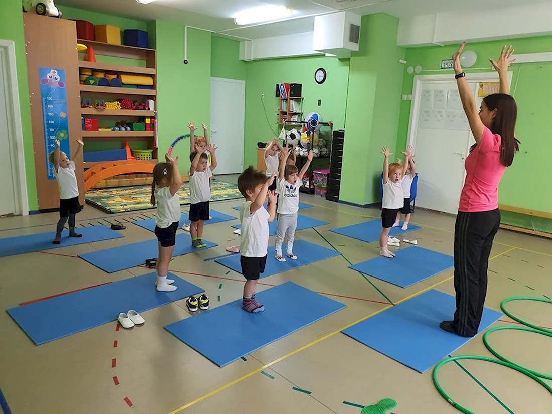 Инструктор по физической культуре в детском саду. Открытка с поздравлением