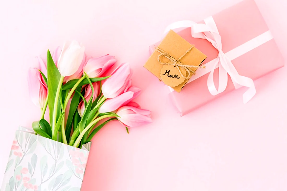 Коробка с тюльпанами и подарками. Поздравление на праздник