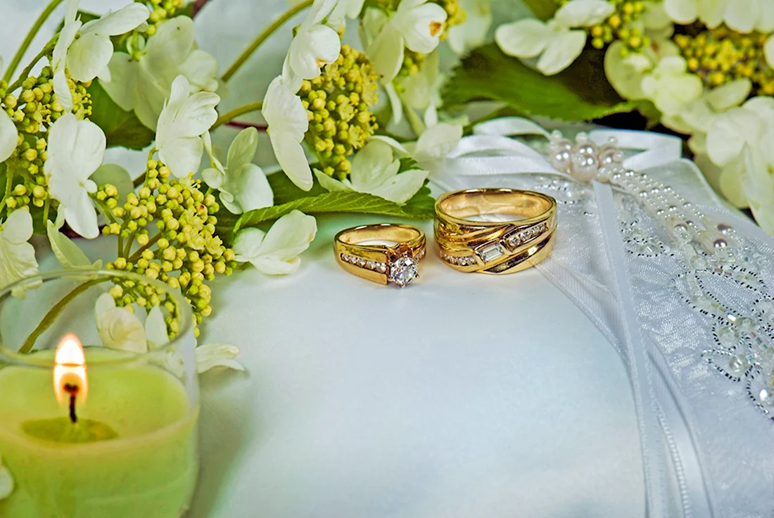 Обручальные кольца и цветы. Свадебная открытка