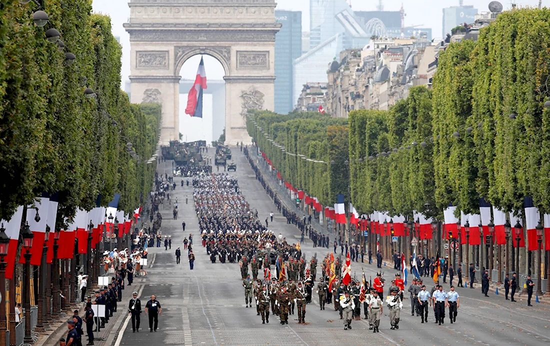 Парад во Франции в честь взятия Бастилии. Поздравление на праздник