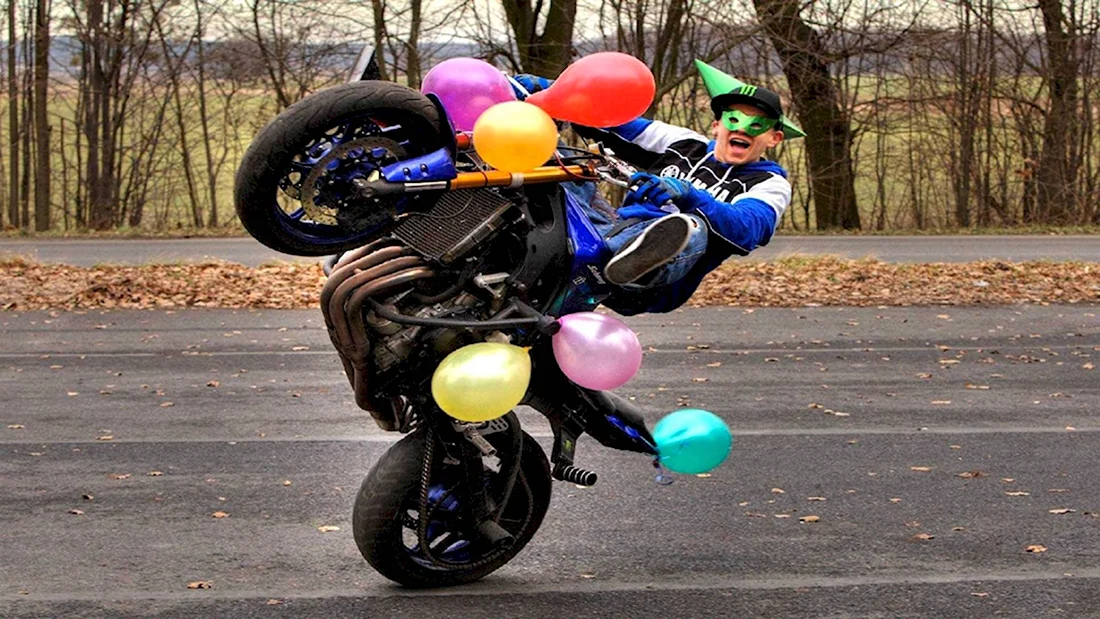 С днём рождения мотоциклисту. Прикольная открытка