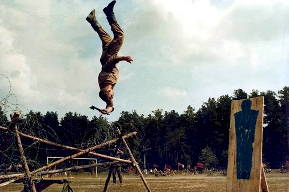 Солдат в прыжке. Поздравление на праздник