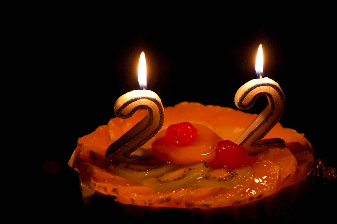 Торт со свечами 22. Открытка. Поздравление
