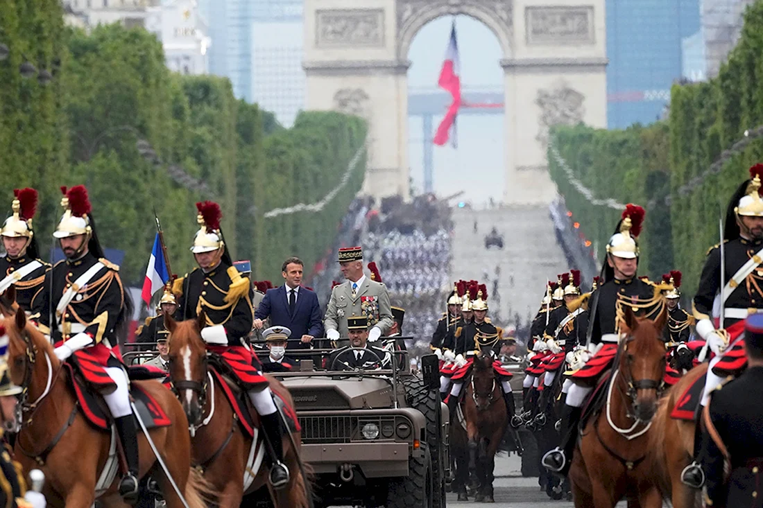 Военный парад во Франции в честь взятия Бастилии. Поздравление на праздник