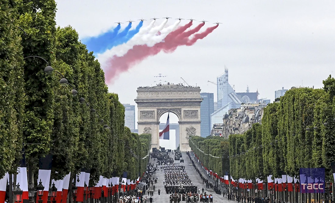 Военный парад во Франции в честь взятия Бастилии. Поздравление на праздник