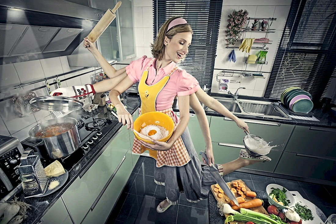Женщина на кухне. Поздравление на праздник